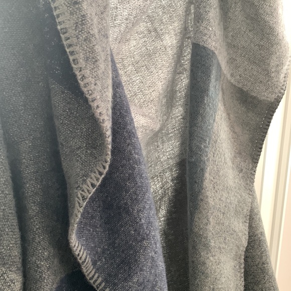 Sleeveless sweater throw! - Picture 8 of 8